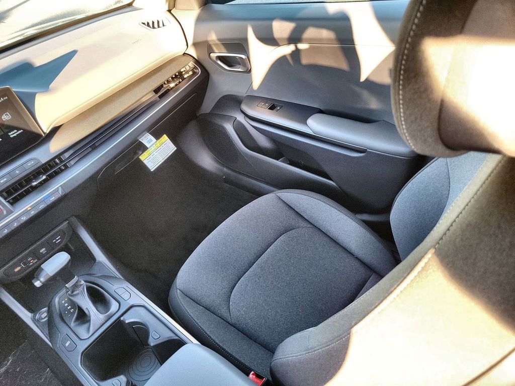 2025 Kia K4 LXS photo 17