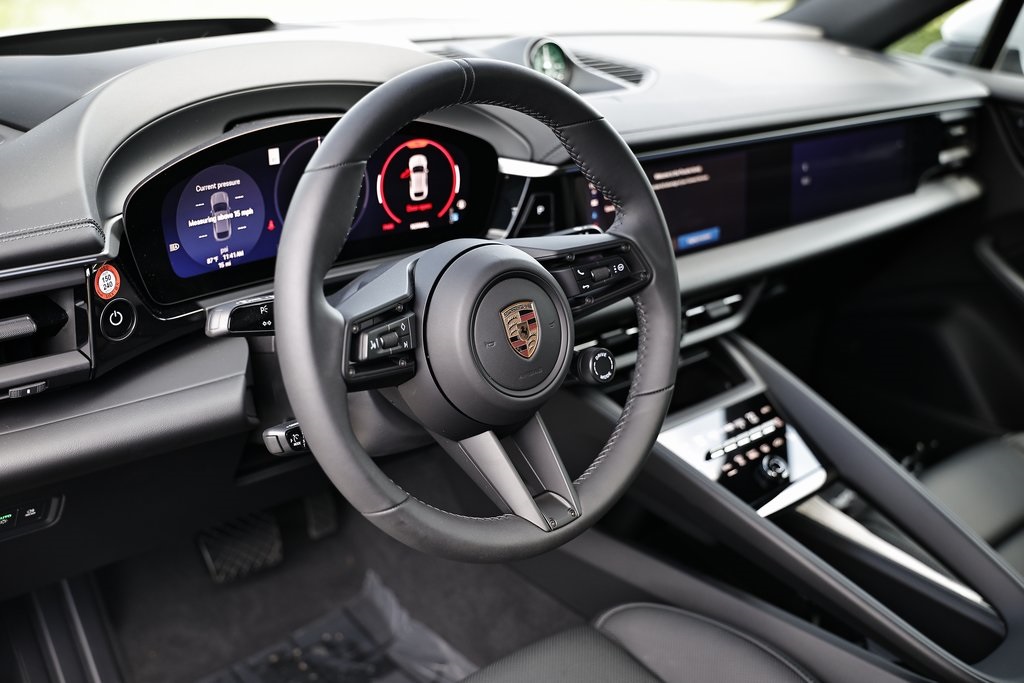 2025 Porsche Macan Electric photo 4
