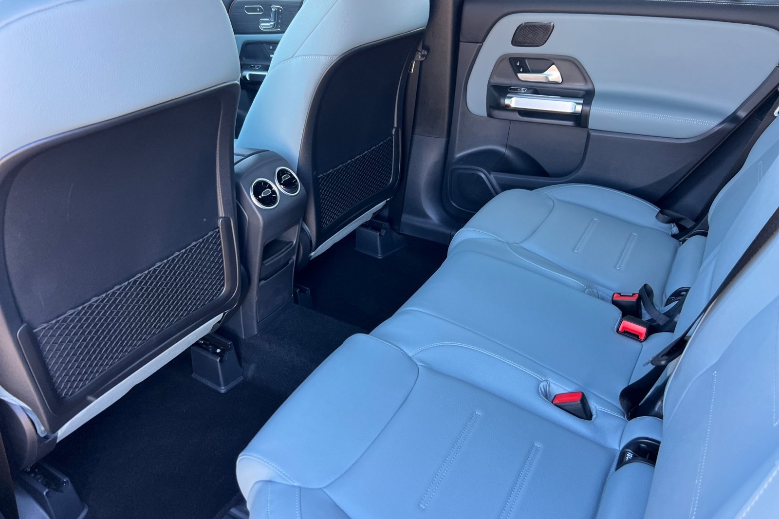 2026 Mercedes Benz GLB 250 4MATIC photo 4