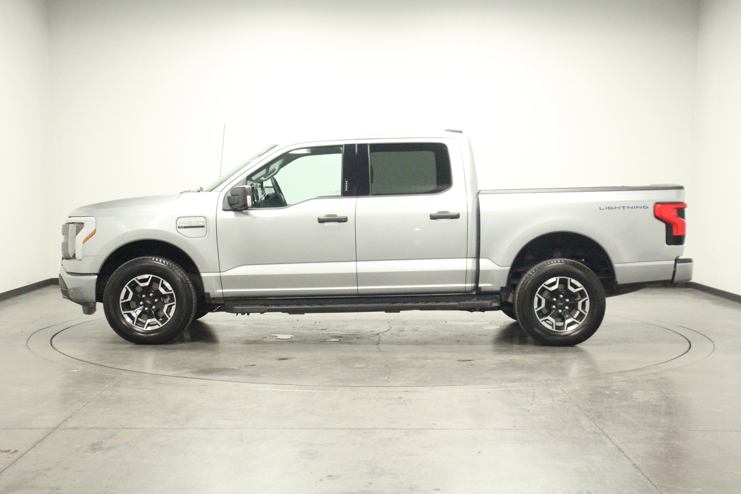 2023 Ford F-150 Lightning XLT photo 3