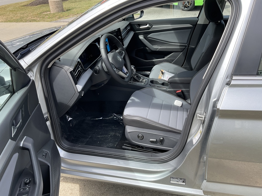 2025 Volkswagen Jetta SE photo 6
