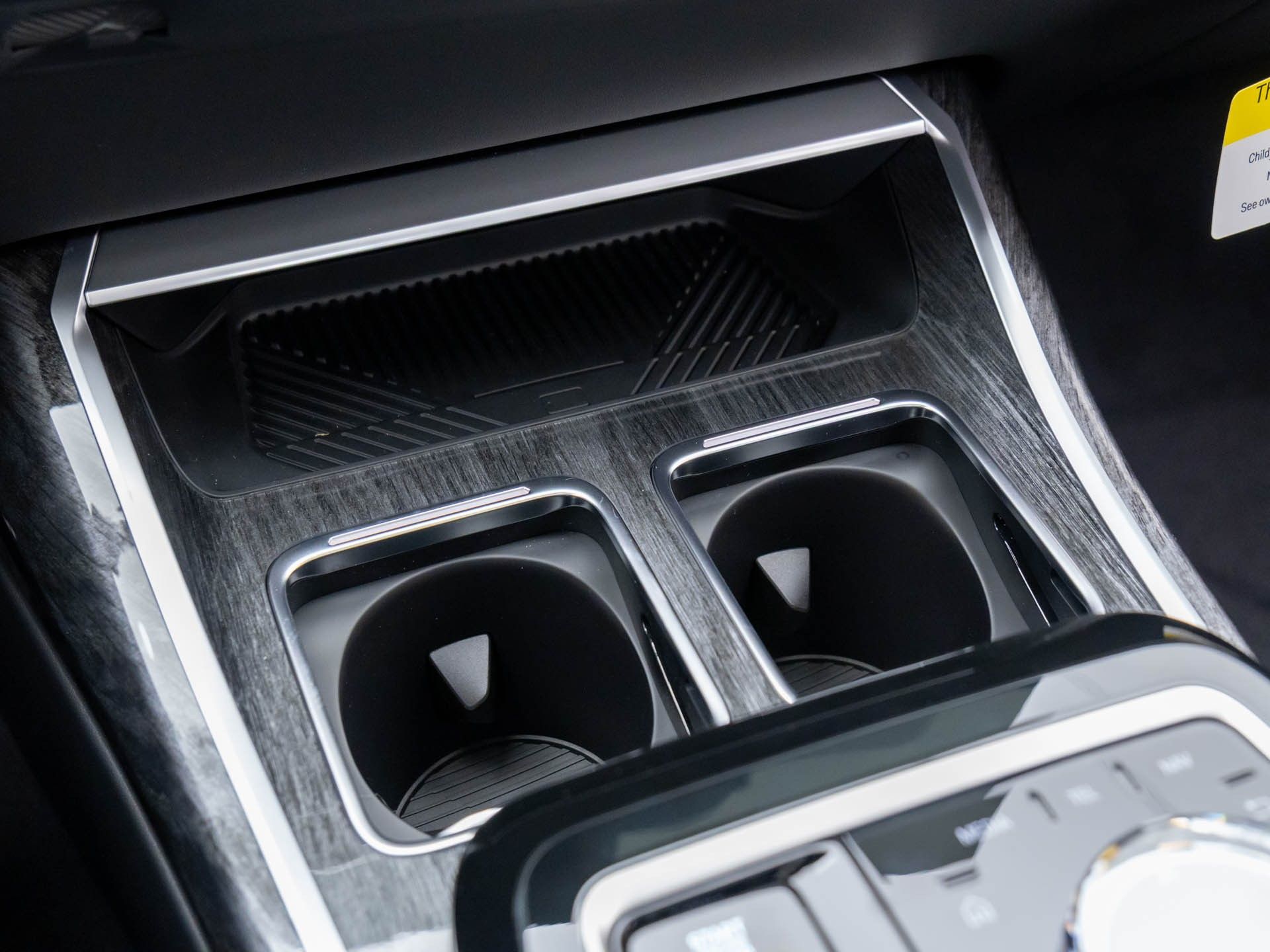 New 2025 Mineral White Metallic BMW 750e xDrive image 28