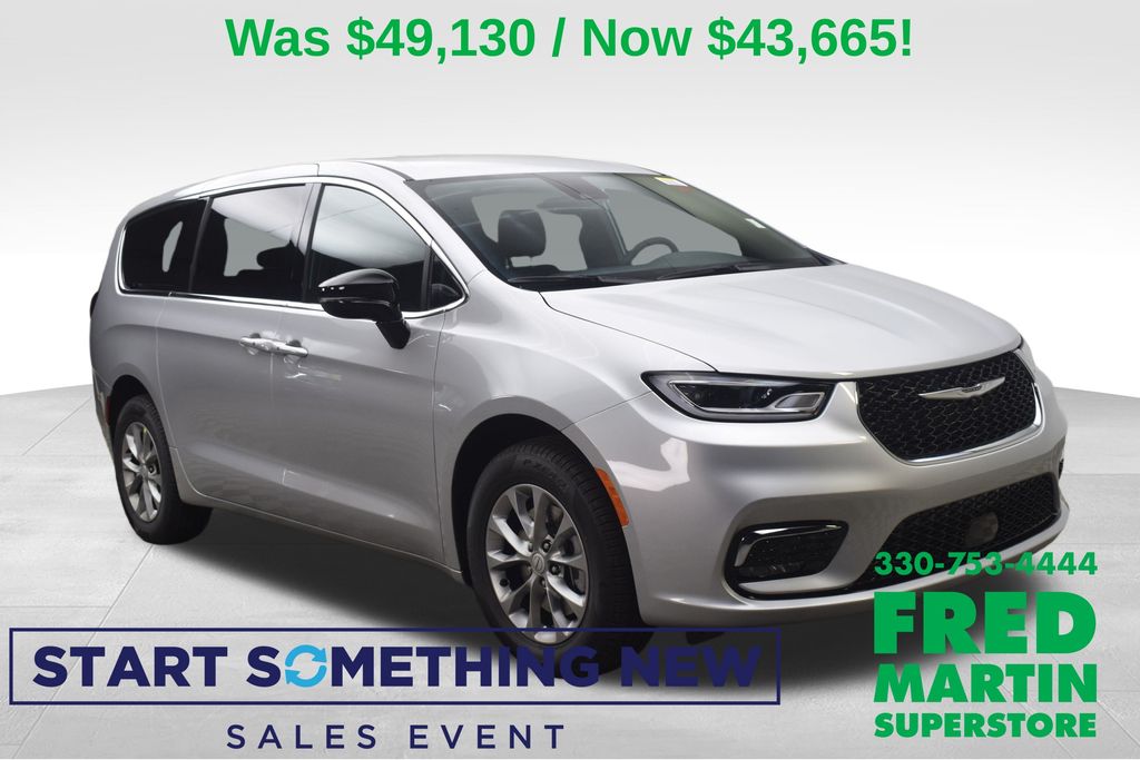 2026 Chrysler Pacifica Select's photo