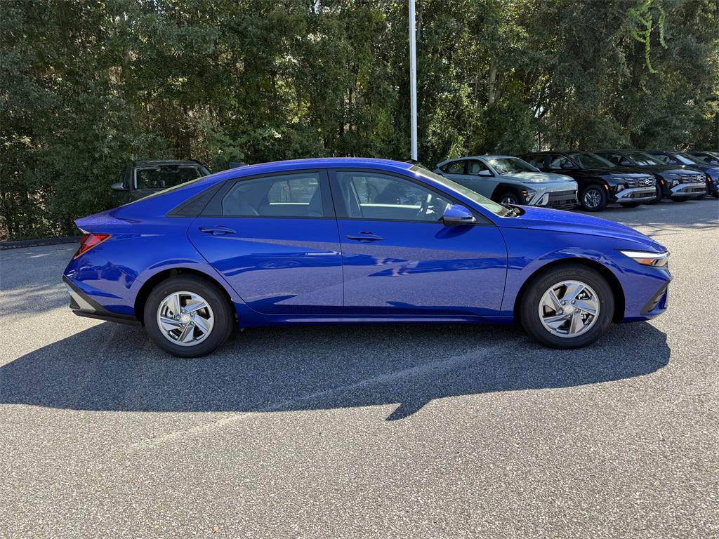 2025 Hyundai Elantra SE photo 2