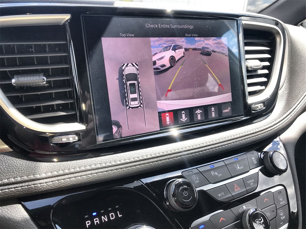 2026 Chrysler Pacifica photo 17