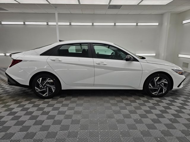 2025 Hyundai Elantra SEL Sport photo 2