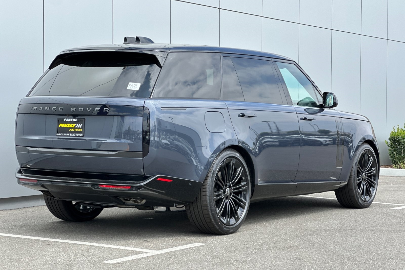 2025 Land Rover Range Rover SE photo 6