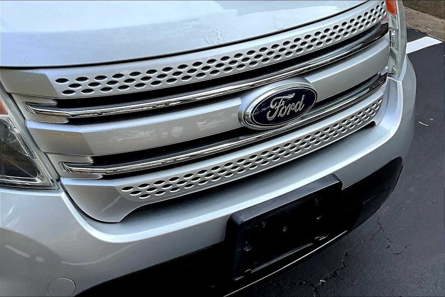 2013 Ford Explorer XLT photo 26