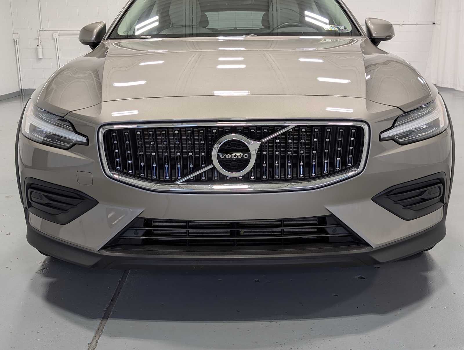 2020 Volvo V60 Cross Country photo 2