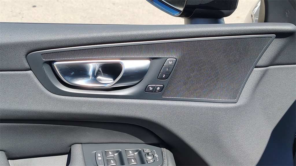 2026 Volvo XC60 B5 Plus photo 9