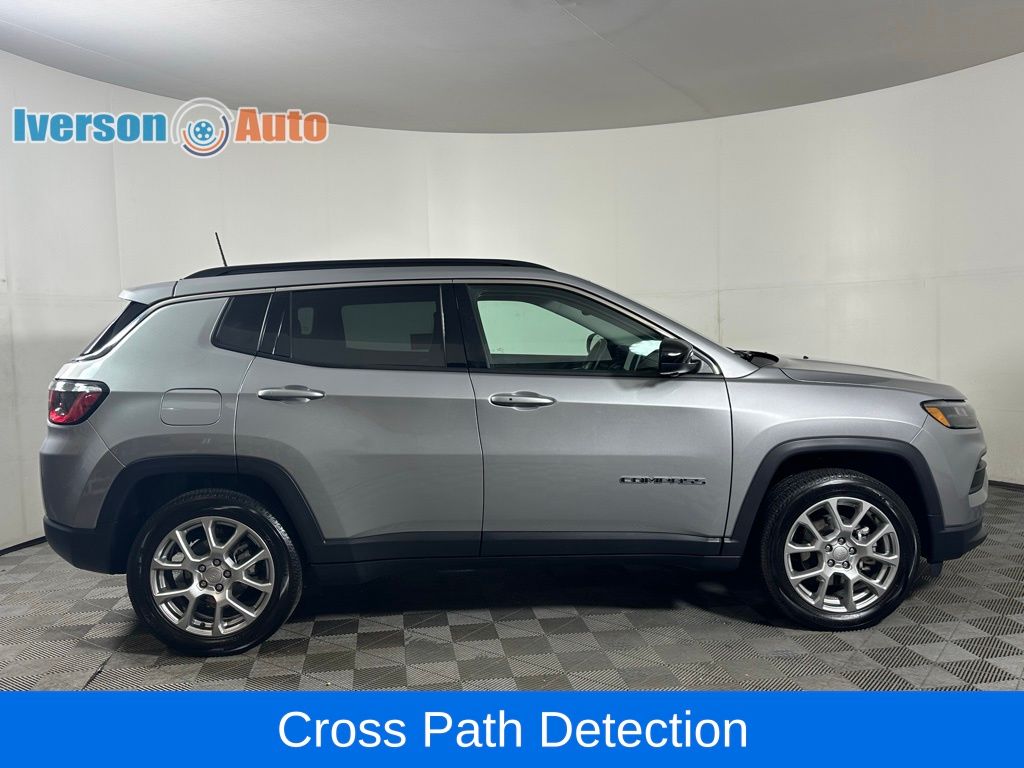 2022 Jeep Compass Latitude Lux photo 7