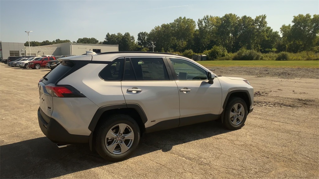 2025 Toyota RAV4 Hybrid XLE photo 8