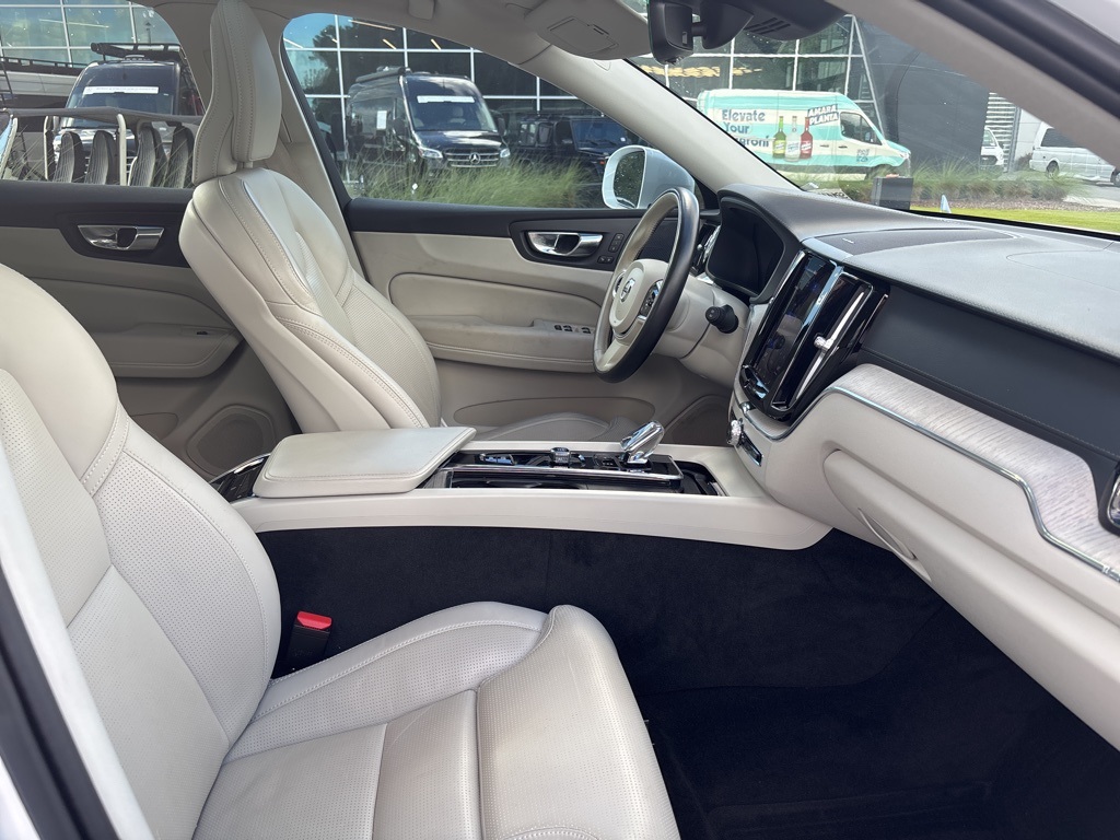 2022 Volvo XC60 B5 Inscription photo 24