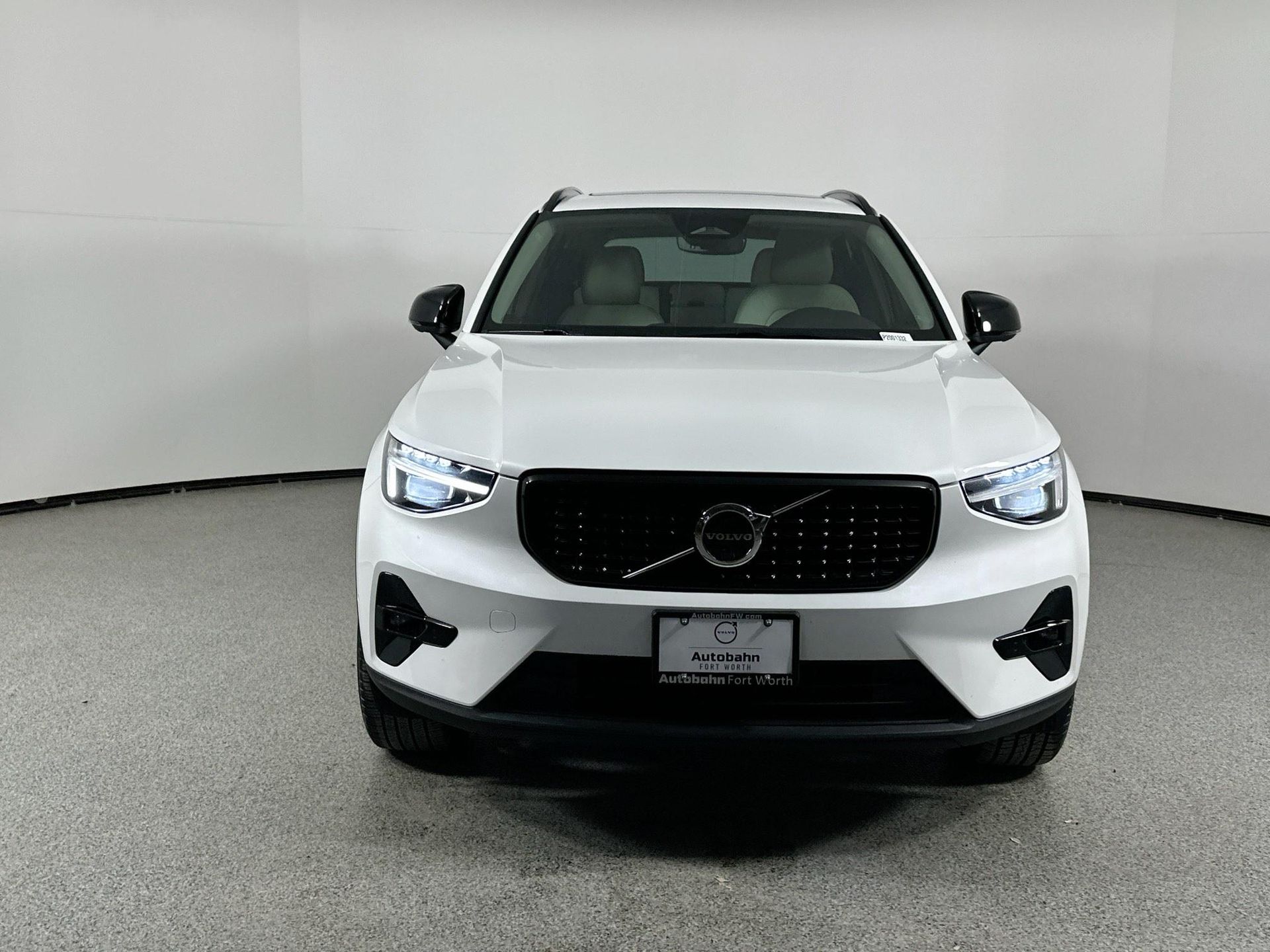 2023 Volvo XC40 Ultimate photo 2