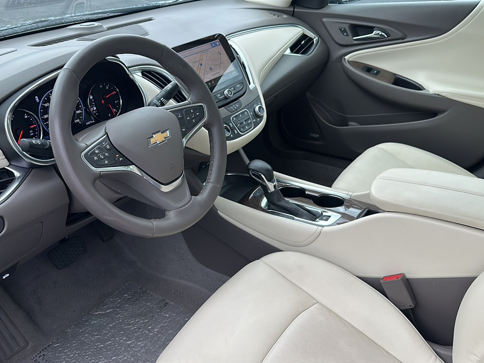 Used 2024 Lakeshore Blue Metallic CHEVROLET LT image 12