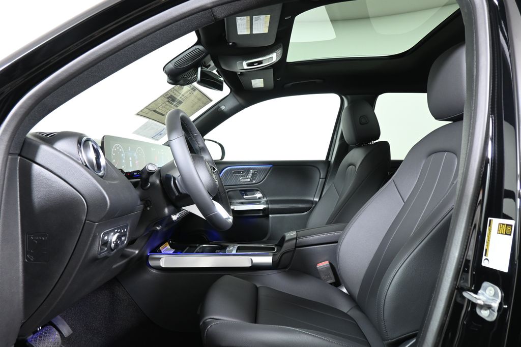 2025 Mercedes Benz GLB 250 4MATIC photo 2