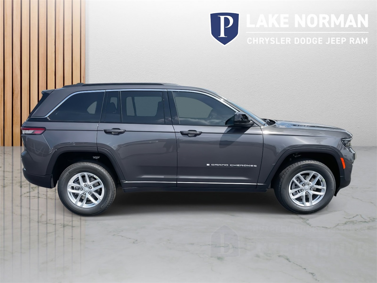 2025 Jeep Grand Cherokee Laredo photo 9