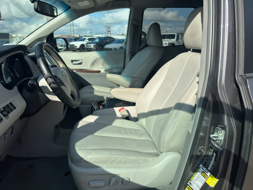 2014 Toyota Sienna XLE photo 9