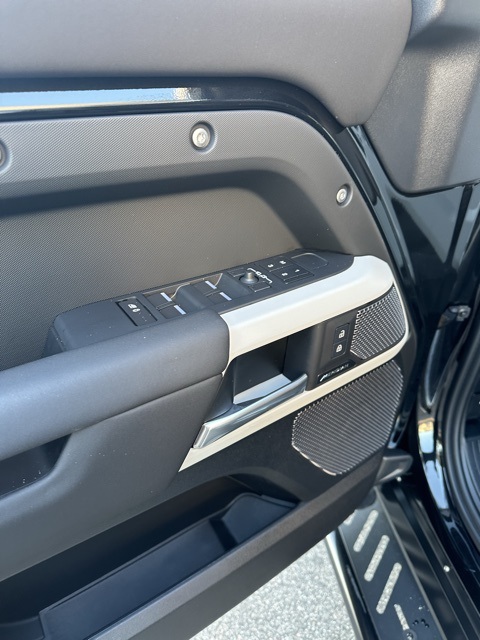 2024 Land Rover Defender 110 S photo 25