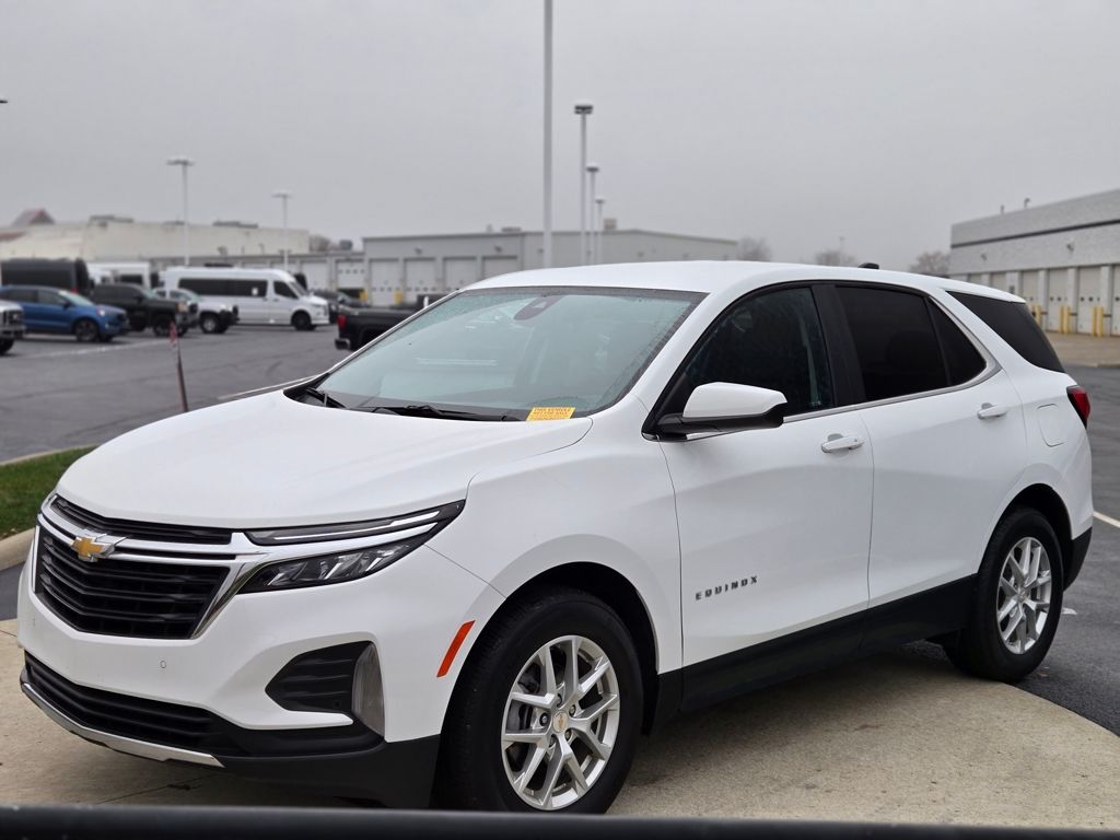 2024 Chevrolet Equinox LT photo 2