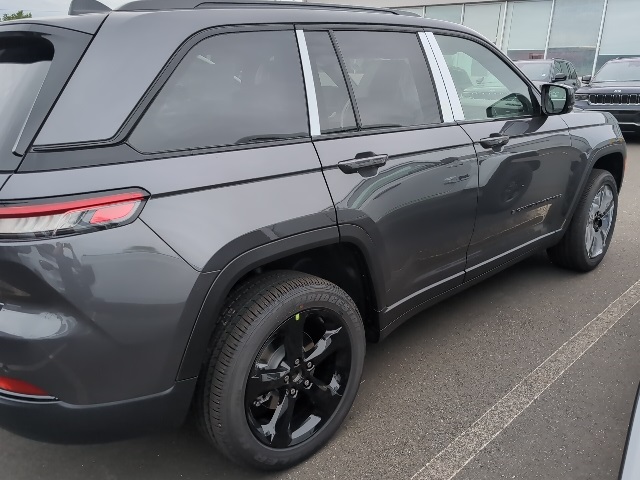 2025 Jeep Grand Cherokee Laredo photo 3