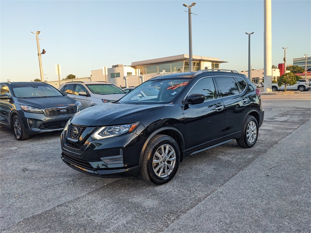 2020 Nissan Rogue SV photo 2