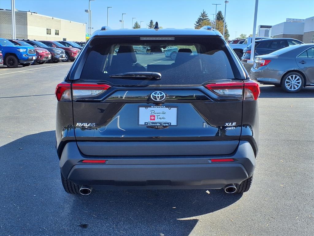 2022 Toyota RAV4 XLE photo 3