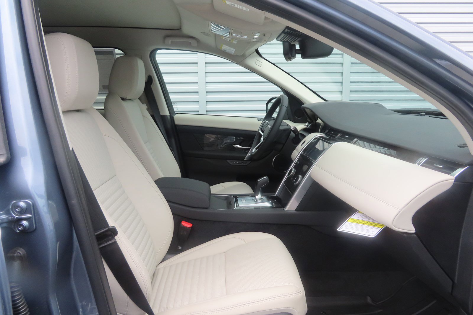 2023 Land Rover Discovery Sport SE photo 3
