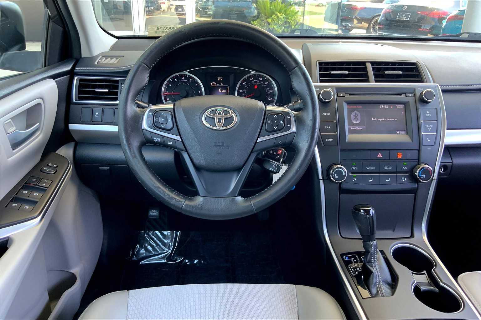 2017 Toyota Camry SE photo 5