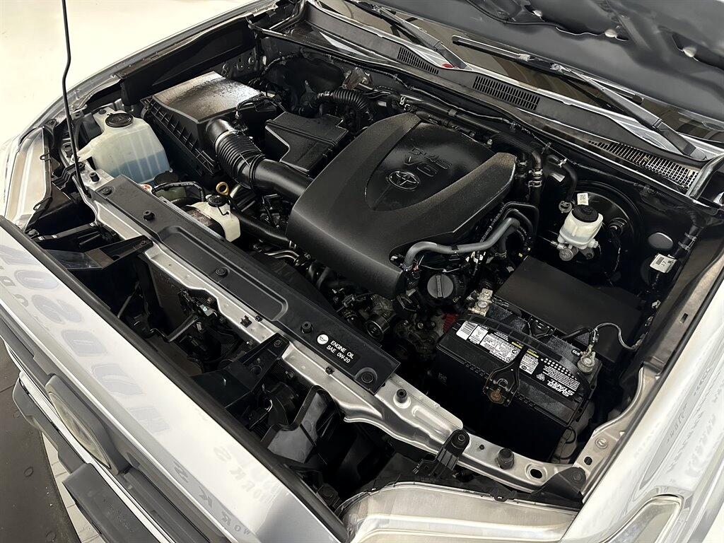 2018 Toyota Tacoma SR5 photo 31