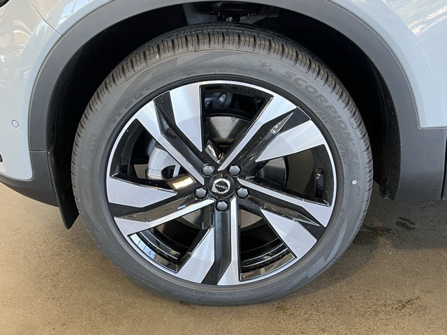 2025 Volvo XC40 Plus photo 11