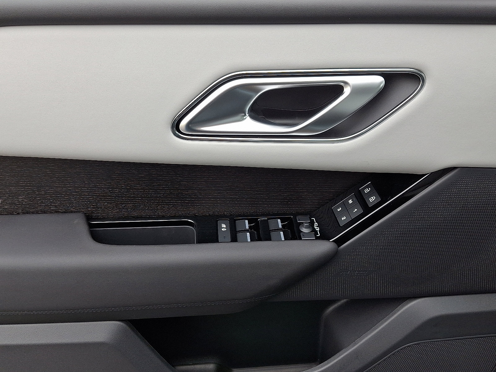 2026 Land Rover Range Rover Velar SE photo 13