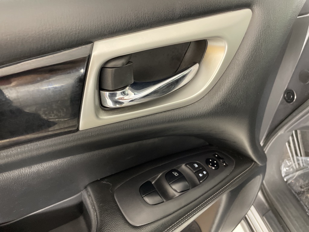 2020 Nissan Pathfinder S photo 13