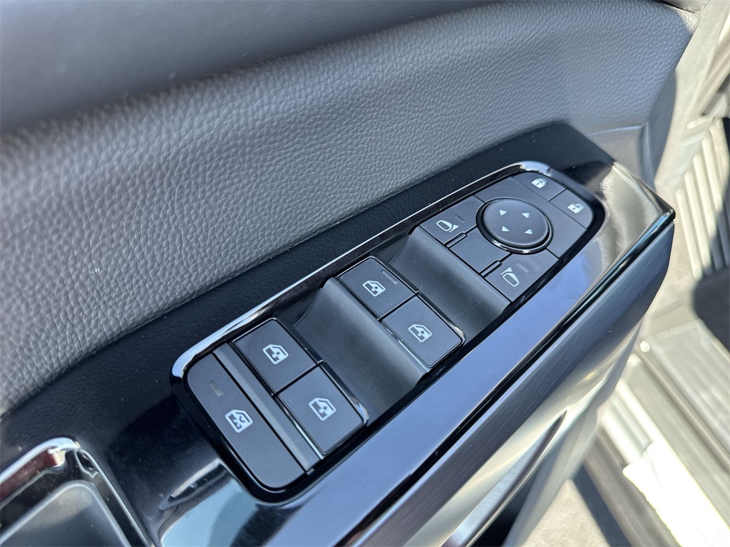 2025 Nissan Pathfinder SL photo 17
