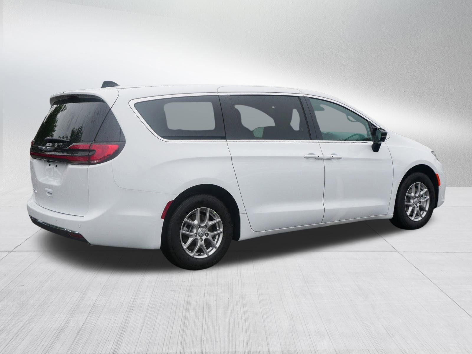 2026 Chrysler Pacifica photo 7