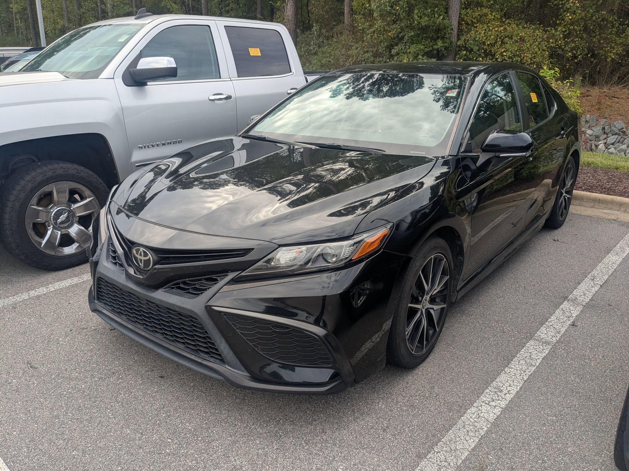 2022 Toyota Camry SE photo 3