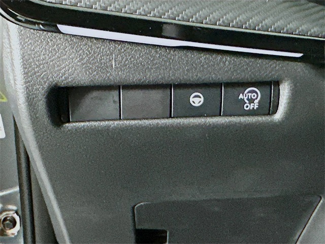 2025 Nissan Kicks SR photo 11