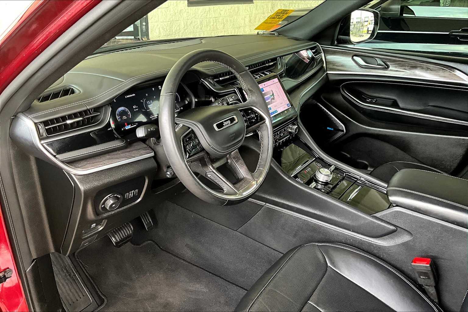 2023 Jeep Grand Cherokee Overland photo 17