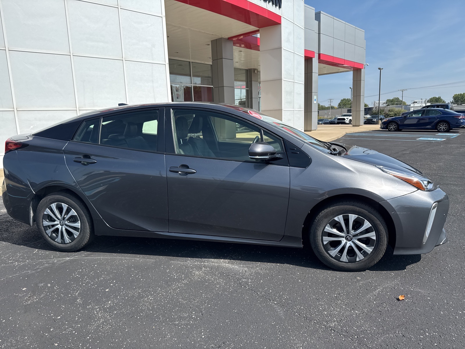 2019 Toyota Prius XLE AWD-e photo 2