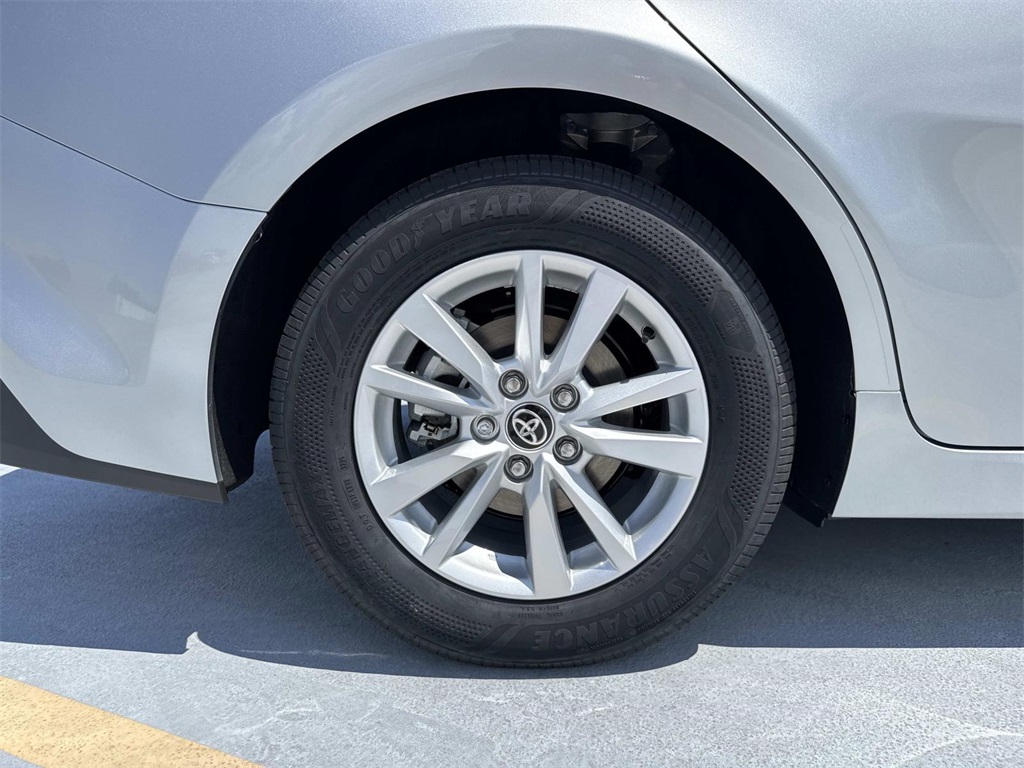 2025 Toyota Camry LE photo 4