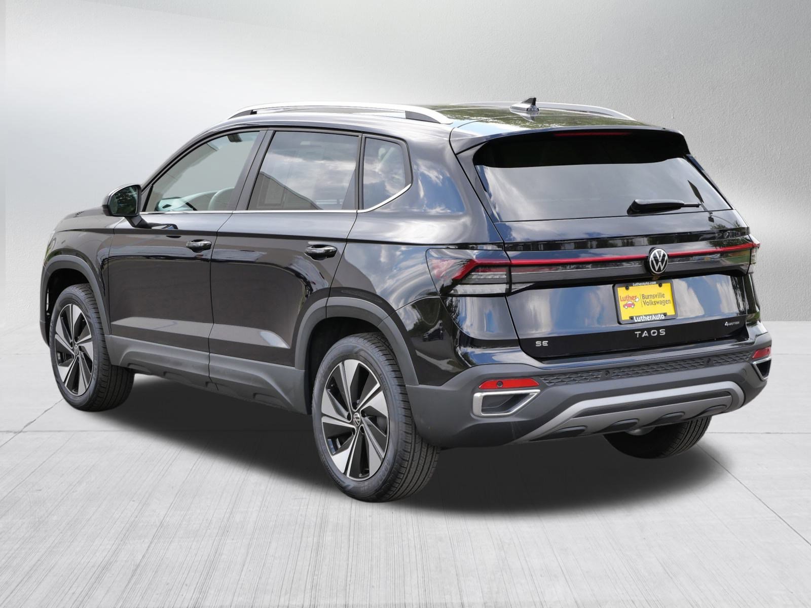 2025 Volkswagen Taos SE photo 5