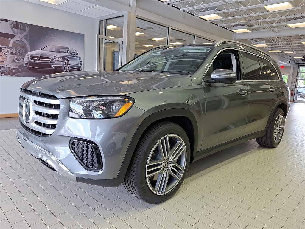 2025 Mercedes Benz GLS 450 4MATIC photo 2