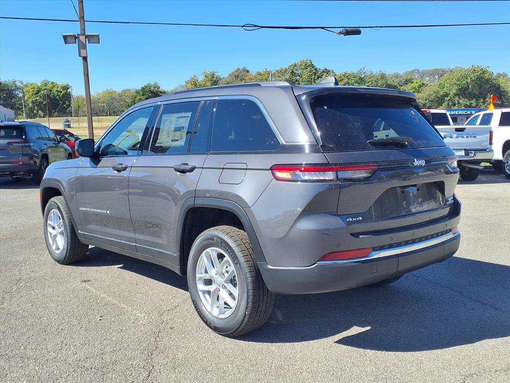 2025 Jeep Grand Cherokee Laredo photo 2