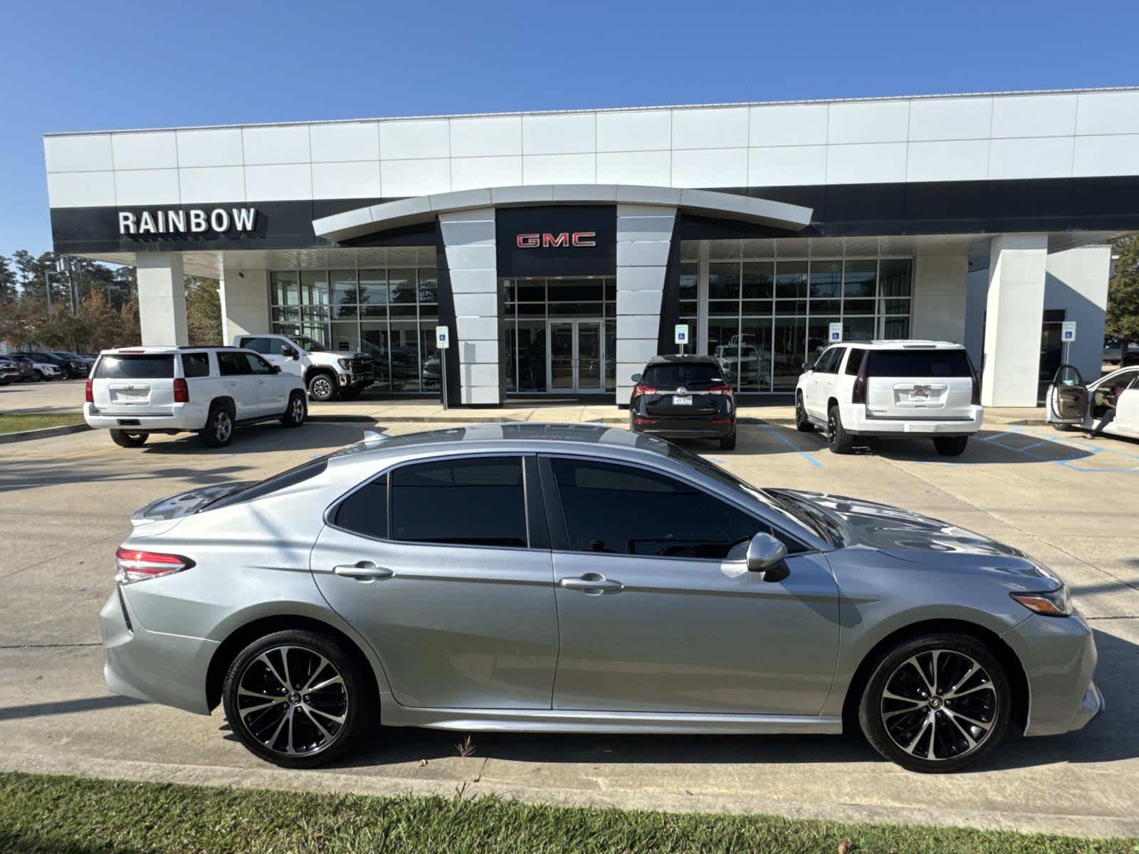 2019 Toyota Camry SE's photo