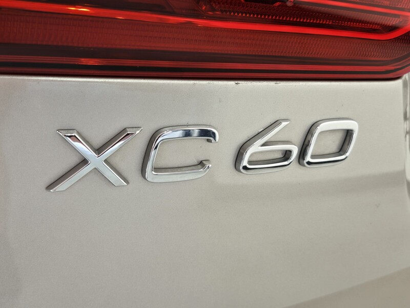2025 Volvo XC60 B5 Plus photo 13