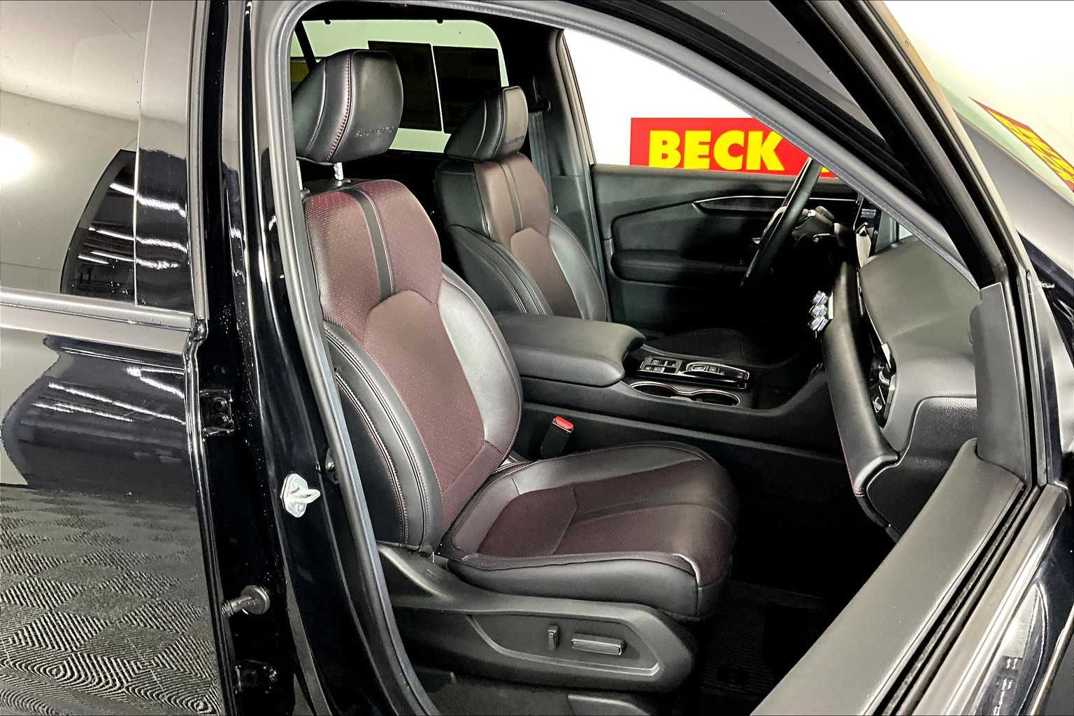 2025 Honda Pilot Black Edition photo 6