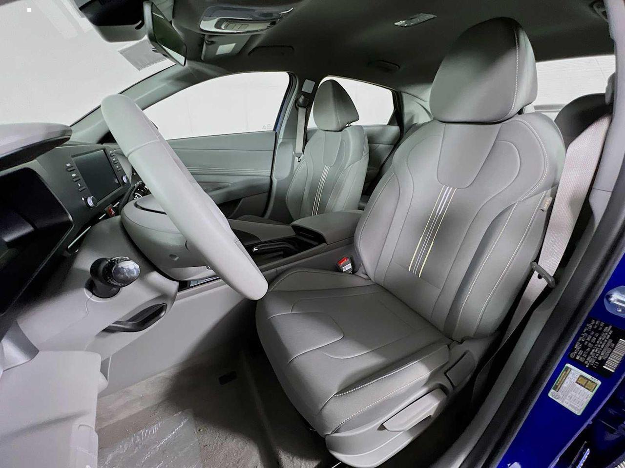 2025 Hyundai Elantra SEL Sport photo 12
