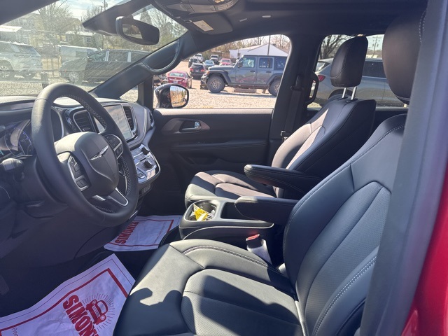 2025 Chrysler Pacifica photo 13