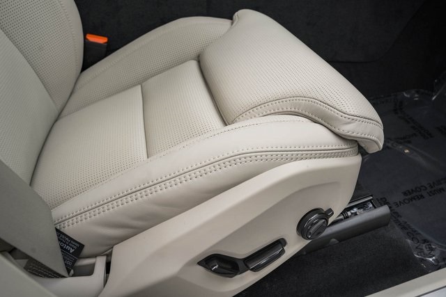 2025 Volvo XC90 T8 photo 25