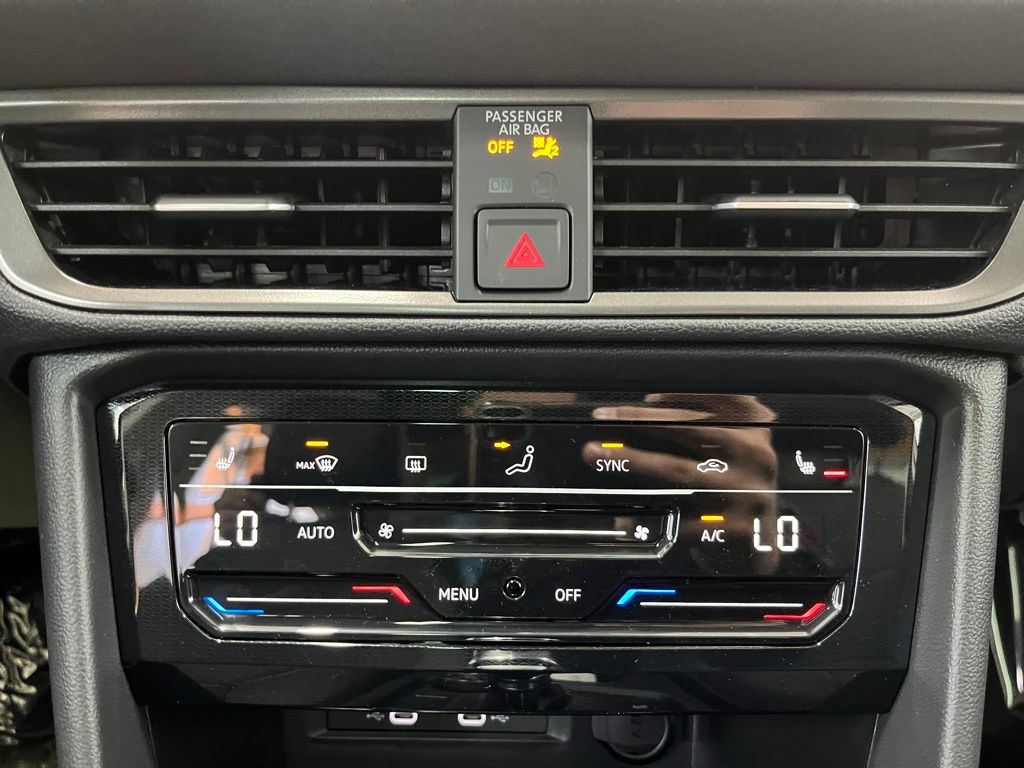 2025 Volkswagen Taos SE photo 14